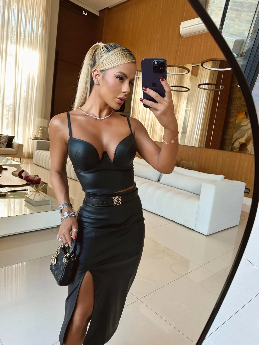 Conjunto Marbelle – Cropped com Bojo e Saia Midi em Courino | Tendência & Sofisticação