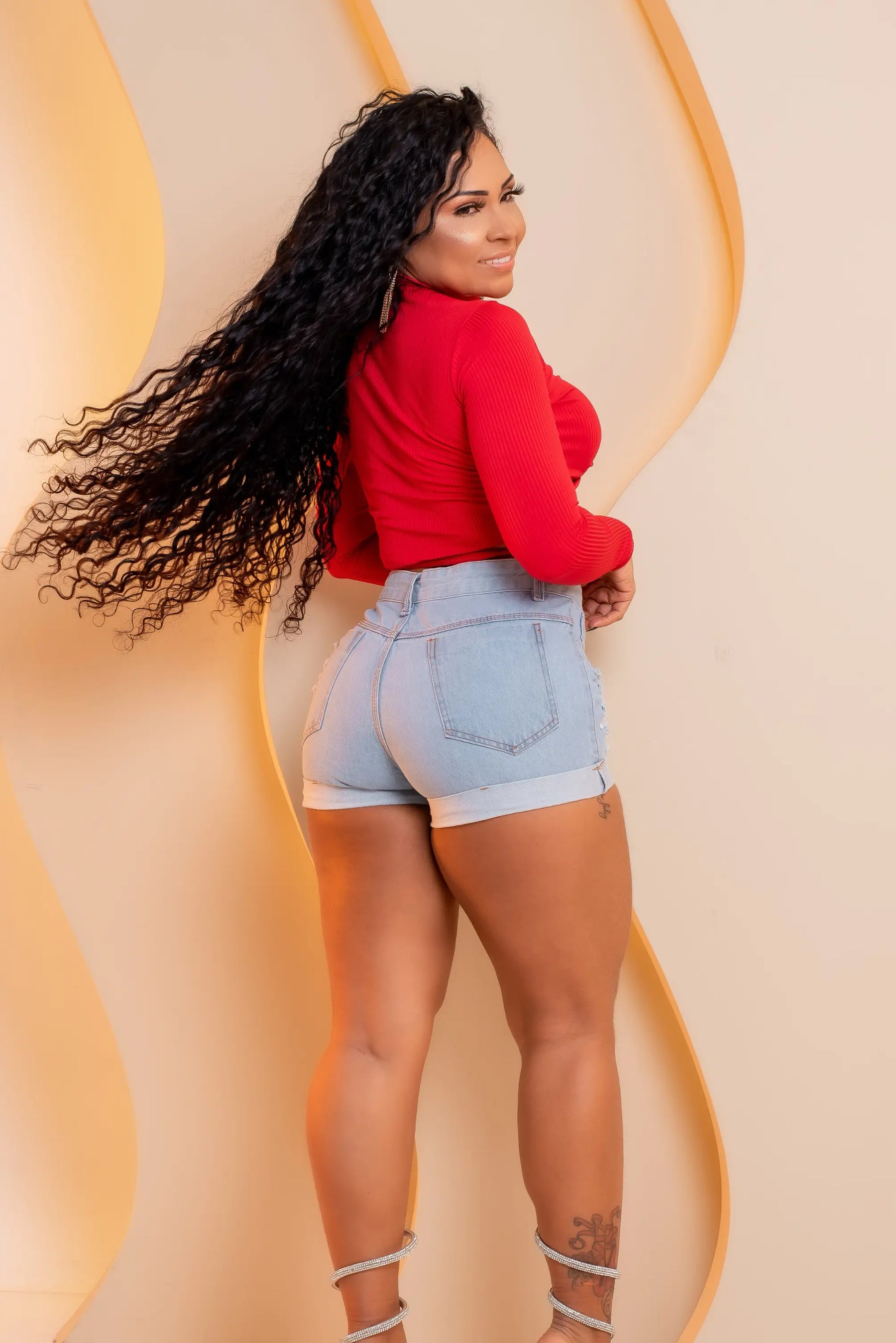 Short Jeans Rasgado com Cós Alto - Modelo Levanta Bumbum