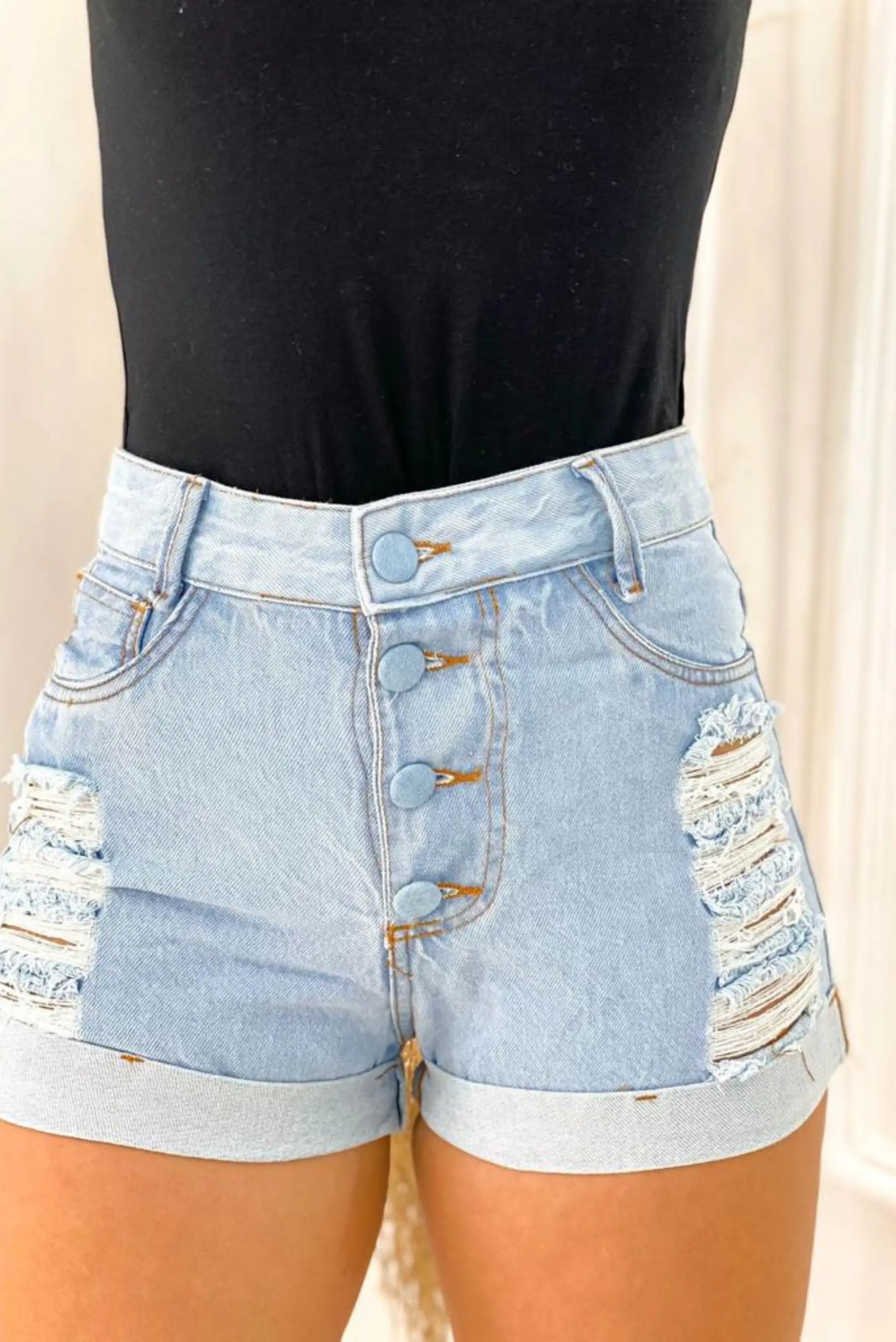 Short Jeans Rasgado com Cós Alto - Modelo Levanta Bumbum