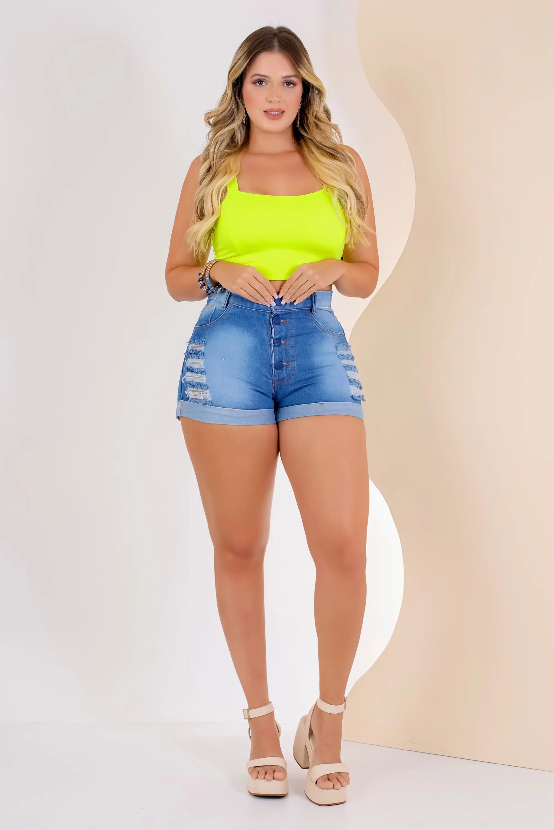 Short Jeans Feminino Rasgado - Ideal para Looks Casuais