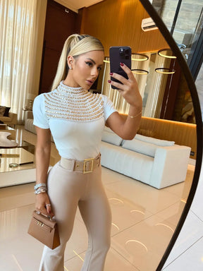 Body Feminino Branco Irídia Bordado à Mão com Pérolas – Luxo, Glamour e Sofisticação