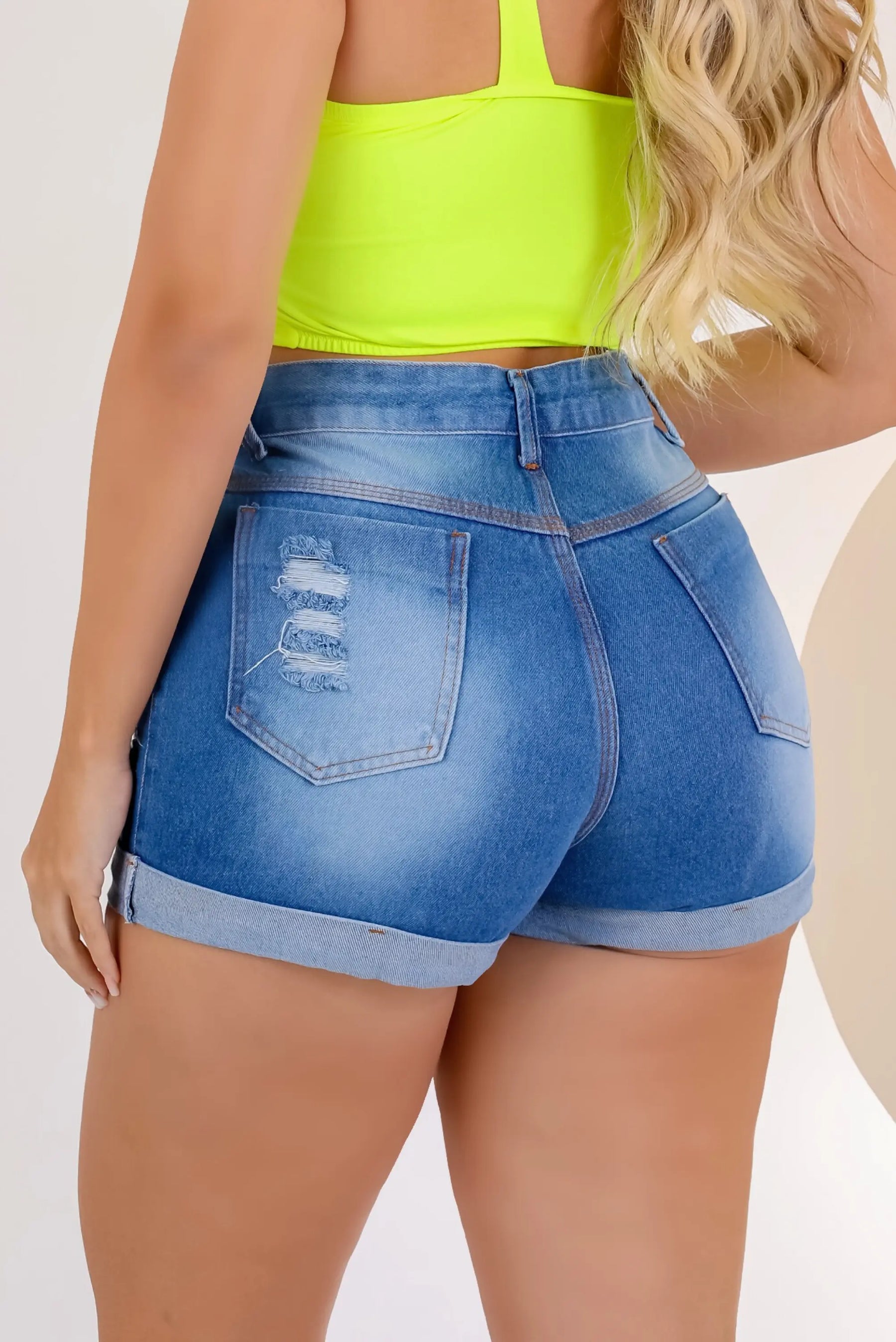 Short Jeans Feminino Rasgado - Ideal para Looks Casuais