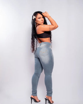 Calça Jeans Feminina Lisa com Detalhe Moderno que se Ajusta ao Corpo 36 ao 44