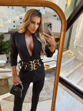 CONJUNTO DARIA PRETO – BLAZER, 3 CINTOS FAIXA COM FIVELA EMBUTIDOS, CALÇA SKINNY MONTARIA